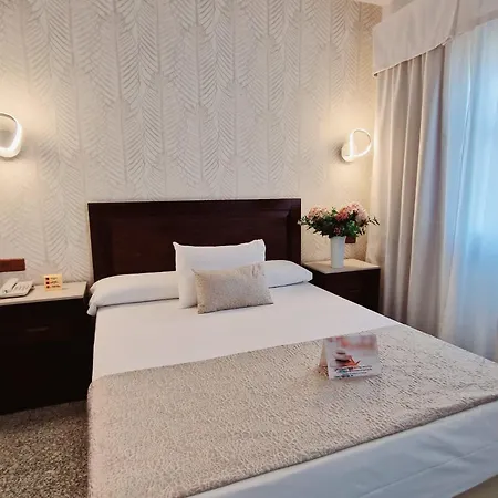 מלון Plaza Del Castillo 4*